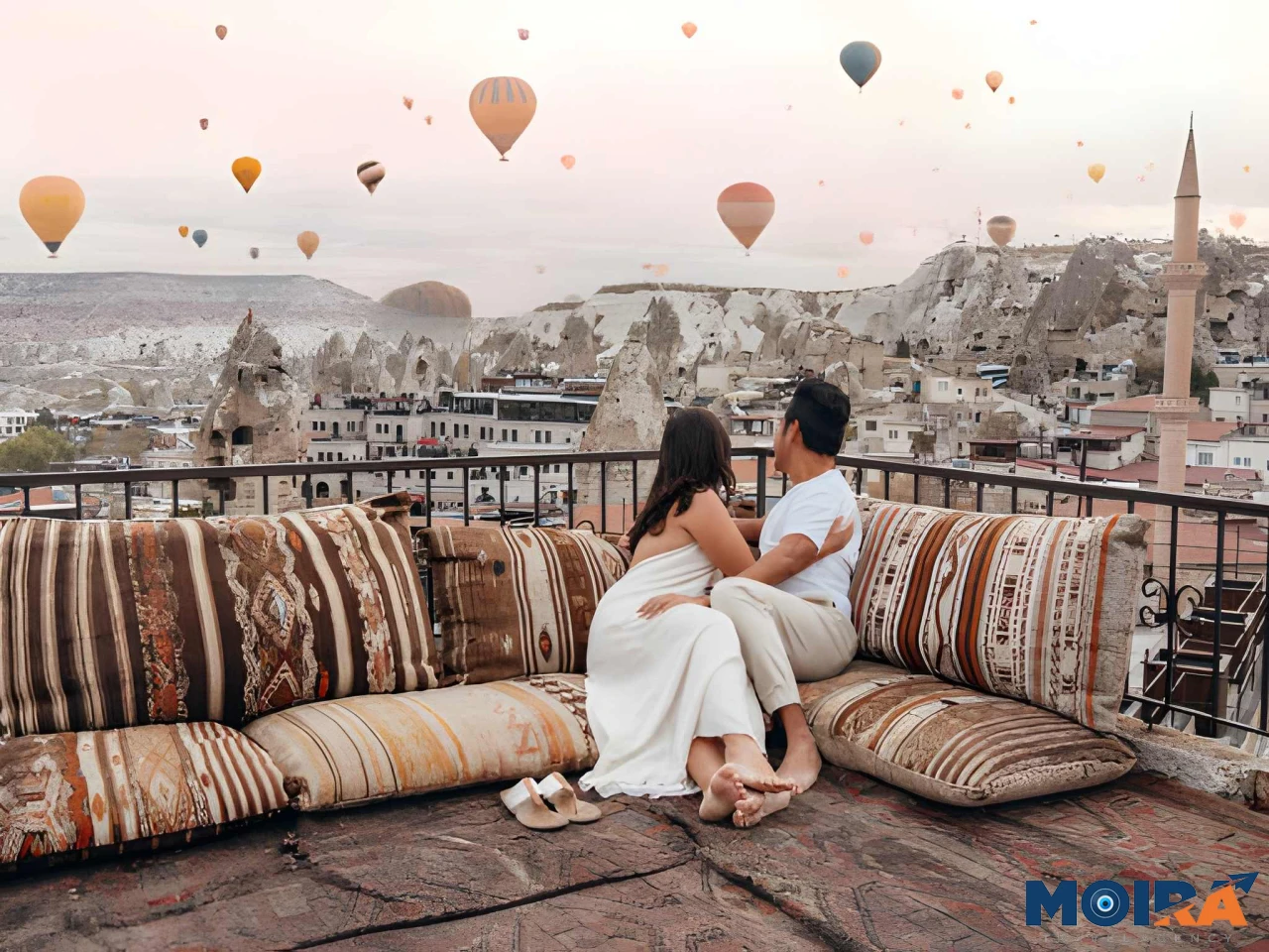 Couple-Enjoying-Hot-Air-Balloons-View-Cappadocia-Turkey
