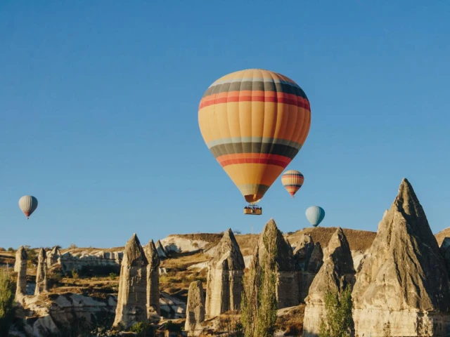 hot-air-balloons-cappadocia-sunrise-fairy-chimneys-ancient-cave-dwellings-turkey
