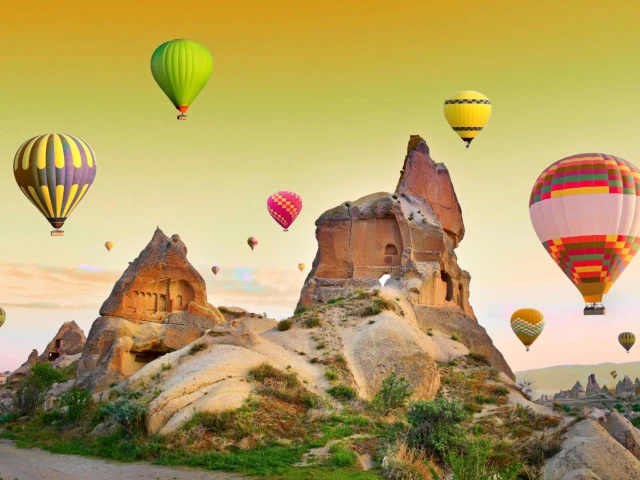 hot-air-balloons-cappadocia-sunrise-fairy-chimneys-ancient-cave-dwellings-turkey