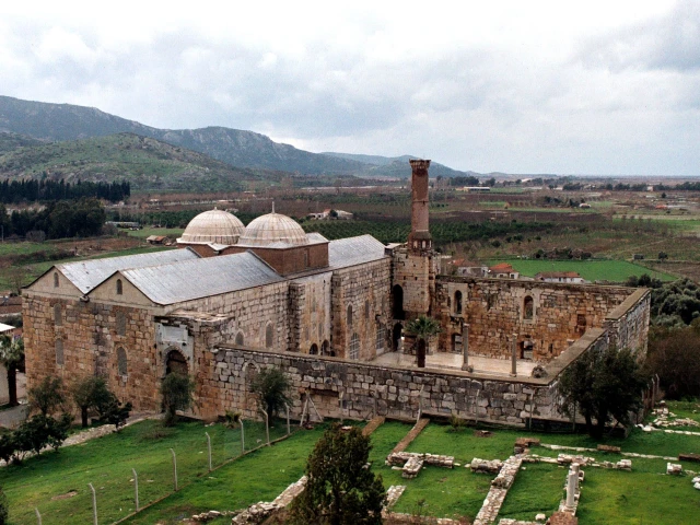 ephesus-ancient-city-roman-period-ruins-historic-columns-and-ancient-architecture-selcuk-izmir