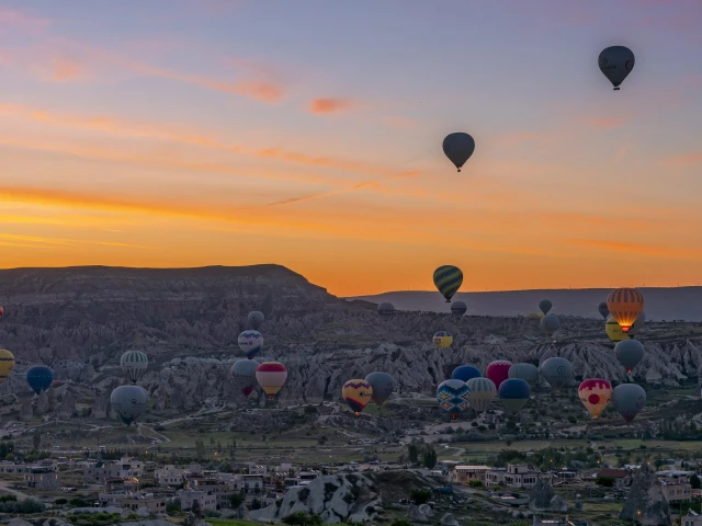 Hot-Air-Balloons-at-Sunrise-Cappadocia-Turkey