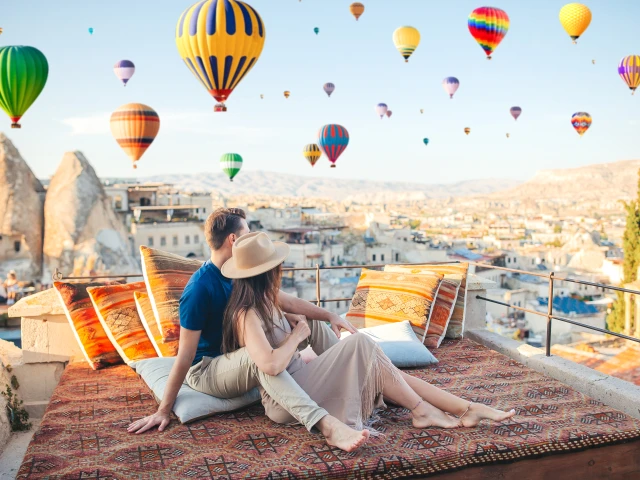 Couple-Enjoying-Hot-Air-Balloons-View-Cappadocia-Turkey