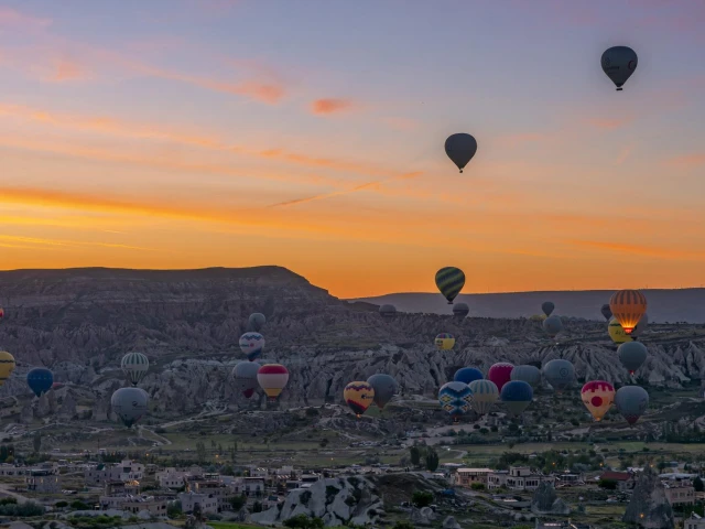 Hot-Air-Balloons-at-Sunrise-Cappadocia-Turkey