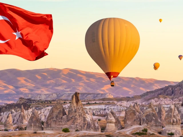 Hot-Air-Balloons-at-Sunrise-Cappadocia-Turkey