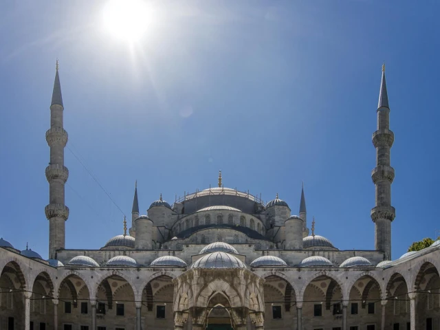 blue-mosque-istanbul-courtyard-domes-minarets-ottoman-architecture-historic-landmark-turkey
